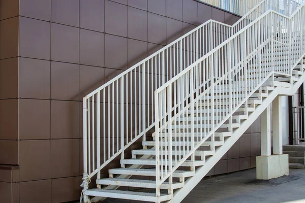 Escalera Peatonal Metálica Ancha Blanca Con Pasamanos Edificio Ciudad Con —  Fotos de Stock