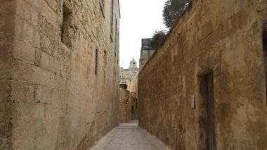 Eski Mdina, Malta ortaçağ sokaklarında yürüyüş.