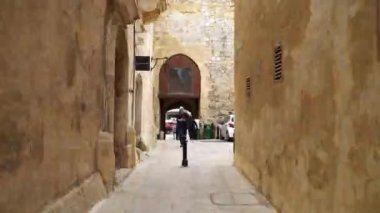 Hyperlapse. Eski Mdina, Malta ortaçağ sokaklarında yürüyüş.