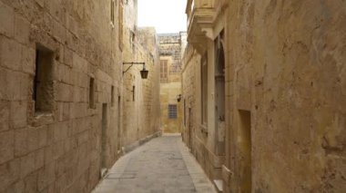 Ağır çekim yürüyüş boyunca eski Mdina, Malta ortaçağ sokaklarında.