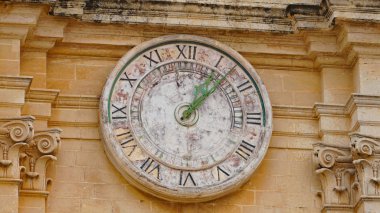 Mdina - Malta. St Paul Katedrali Mdina şehirde Astronomik Saat'in. Mdina Malta'da popüler turistik yer