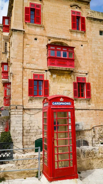Kırmızı Telefon Kulübesi Valletta Malta Antik Kentinde Eski Balkon — Stok fotoğraf