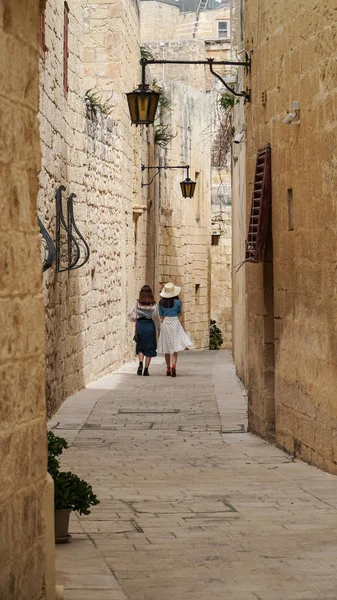 Eski Mdina Malta Ortaçağ Sokaklarında Yürüyüş — Stok fotoğraf