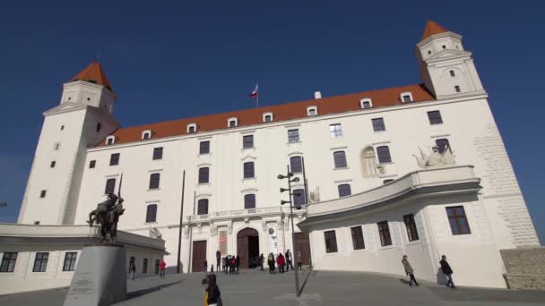 BRATISLAVA, ESLOVAQUIA - Noviembre 2017: El centro histórico de Bratislava. Bratislava está ocupando ambas orillas del Danubio y el río Morava. Bratislava limita con dos estados, Austria y Hungría . — Vídeo de stock