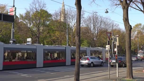 Vienna, Avusturya - Kasım 2017: Tramvay Viyana sokaklarında... Avusturya. Sermaye ve Avusturya'nın en büyük şehri ve 9 devletlerin Avusturya Viyana Wien biridir. — Stok video