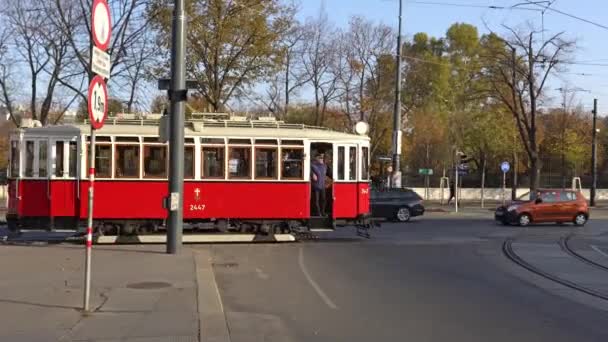 Wien, Österreich - November 2017: Oldtimer-Straßenbahn auf den Straßen Wiens.. Österreichs. wien ist die hauptstadt und größte stadt Österreichs und einer der 9 staaten Österreichs. — Stockvideo