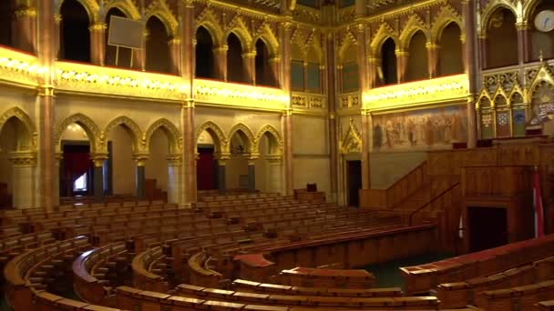 BUDAPEST, HUNGRÍA - 8 DE MAYO DE 2018: Vista interior del edificio del Parlamento . — Vídeo de stock
