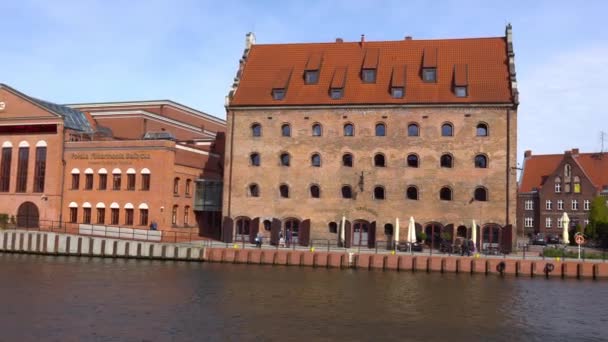 Gdaňsk, Polsko - 07 květen 2017: Gdaňské staré město a Motlawa River. Panorama. — Stock video