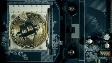 Mans el koyar bir sütun bitcoins. El bitcoins anakart üzerinde sayma. Kripto Döviz altın Bitcoin - Btc - Bit sikke.