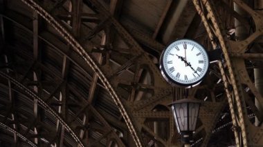 Eski Tren İstasyonu metal yapılar arasında saat. Vitebsk Tren İstasyonu St Petersburg.