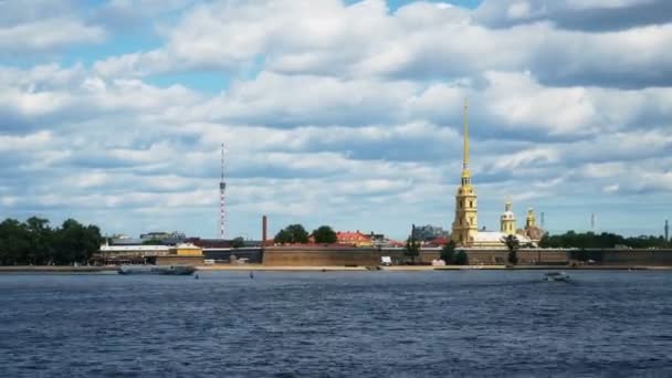 Петропавловская крепость и панорама реки Невы в историческом центре Санкт-Петербурга . — стоковое видео