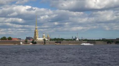 Timelapse... Peter ve Paul Fortress ve panorama Neva Nehri'nin içinde tarihi merkezi Saint-Petersburg, Rusya Federasyonu.