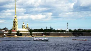 Timelapse... Peter ve Paul Fortress ve panorama Neva Nehri'nin içinde tarihi merkezi Saint-Petersburg, Rusya Federasyonu.