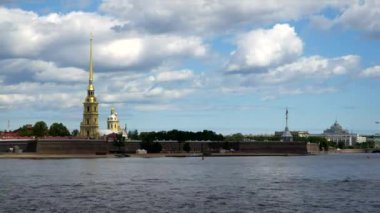 Timelapse... Peter ve Paul Fortress ve panorama Neva Nehri'nin içinde tarihi merkezi Saint-Petersburg, Rusya Federasyonu.