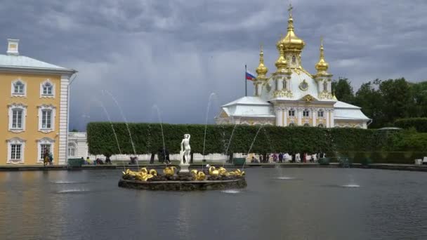 Berömda Peterhofs fontäner och palats i St Petersburg, Ryssland. — Stockvideo