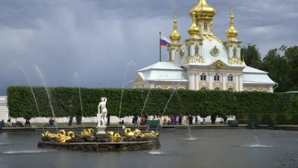 Ünlü Petergof çeşmeler ve saraylar, St. Petersburg, Rusya Federasyonu. — Stok video