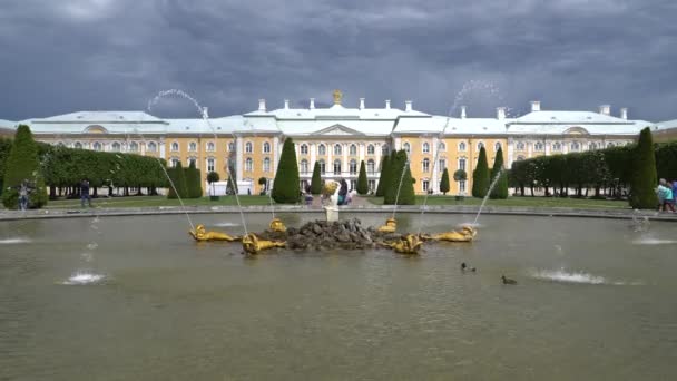 Ünlü Petergof çeşmeler ve saraylar, St. Petersburg, Rusya Federasyonu. — Stok video