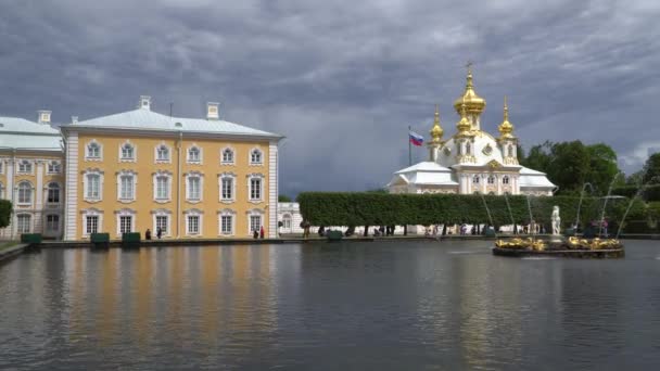 Famoso Petergof fuentes y palacios en San Petersburgo, Rusia . — Vídeos de Stock