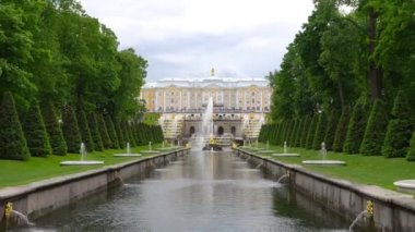 St. Petersburg, Peterhof, Rusya, Haziran 2018: Ünlü Petergof çeşmeler ve saraylar, St. Petersburg, Rusya Federasyonu.