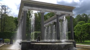 St. Petersburg, Peterhof, Rusya, Haziran 2018: Ünlü Petergof çeşmeler ve saraylar, St. Petersburg, Rusya Federasyonu.