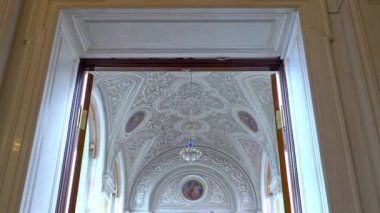 St. Petersburg, Peterhof, Rusya, Haziran 2018: Kış Sarayı. Devlet Hermitage Müzesi, St. Petersburg koridorlarında. Hermitage Müzesi, 1764 yılında kurulan dünyanın en büyük müze olduğunu.