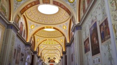 St. Petersburg, Peterhof, Rusya, Haziran 2018: Kış Sarayı. Devlet Hermitage Müzesi, St. Petersburg koridorlarında. Hermitage Müzesi, 1764 yılında kurulan dünyanın en büyük müze olduğunu.