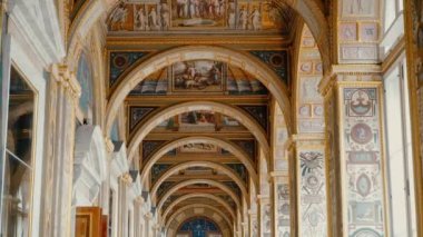 St. Petersburg, Peterhof, Rusya, Haziran 2018: Kış Sarayı. Devlet Hermitage Müzesi, St. Petersburg koridorlarında. Hermitage Müzesi, 1764 yılında kurulan dünyanın en büyük müze olduğunu.