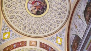 St. Petersburg, Peterhof, Rusya, Haziran 2018: Kış Sarayı. Devlet Hermitage Müzesi, St. Petersburg koridorlarında. Hermitage Müzesi, 1764 yılında kurulan dünyanın en büyük müze olduğunu.