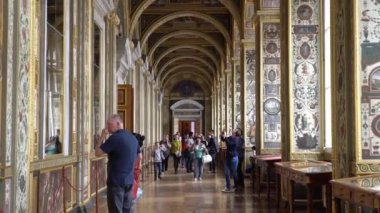 St. Petersburg, Peterhof, Rusya, Haziran 2018: Kış Sarayı. Devlet Hermitage Müzesi, St. Petersburg koridorlarında. Hermitage Müzesi, 1764 yılında kurulan dünyanın en büyük müze olduğunu.