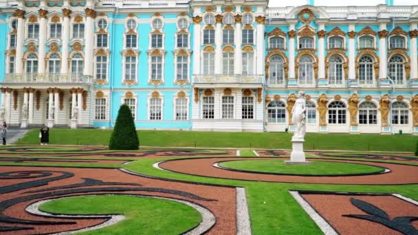 St. Petersburg, Tsarskoe Selo, Rusland, juni 2018: Catharinapaleis in Catherine park in Tsarskoe Selo in de buurt van Sint-Petersburg, Rusland. — Stockvideo