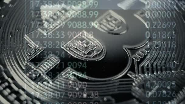 Šifrovací měna Bitcoin zlaté - Btc - Bit mince. Makro záběry šifrovací měny Bitcoin mince otočení. — Stock video