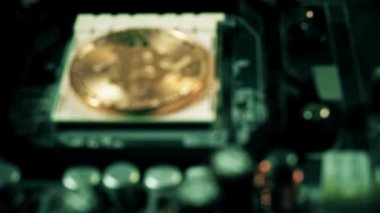 Kripto altın Bitcoin - Btc - Bit sikke para birimi. Odak üzerinden bitcoin sikke görünümünü.