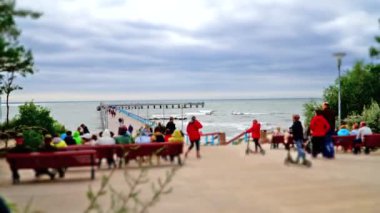 Palanga, Litvanya - 1 Temmuz 2018. Palanga Deniz Köprüsü. İnsanlar denize, zaman atlamalı bir köprüde yürürken, insanlar. Baltık Denizi kıyısında Sandy.