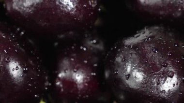 Kiraz. Olgun kiraz siyah arka plan üzerinde döner. Dönen siyah Olgun tatlı kiraz. Döndürme 4k Uhd video. Döngü sorunsuz imkanı. Closeup Makro.