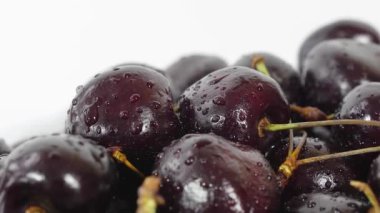 Kiraz. Olgun kiraz beyaz arka plan üzerinde döner. Dönen siyah Olgun tatlı kiraz. Döndürme 4k Uhd video. Döngü sorunsuz imkanı. Closeup Makro.