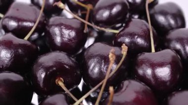 Kiraz. Olgun kiraz ayna arka plan üzerinde döner. Dönen siyah Olgun tatlı kiraz. Döndürme 4k Uhd video. Döngü sorunsuz imkanı. Closeup Makro.