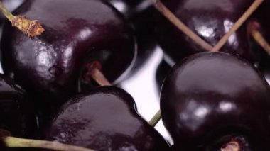 Kiraz. Olgun kiraz ayna arka plan üzerinde döner. Dönen siyah Olgun tatlı kiraz. Döndürme 4k Uhd video. Döngü sorunsuz imkanı. Closeup Makro.