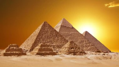 Piramitlerin Giza Valley, Kahire, Mısır Timelapse. Günbatımı piramitler üzerinde.