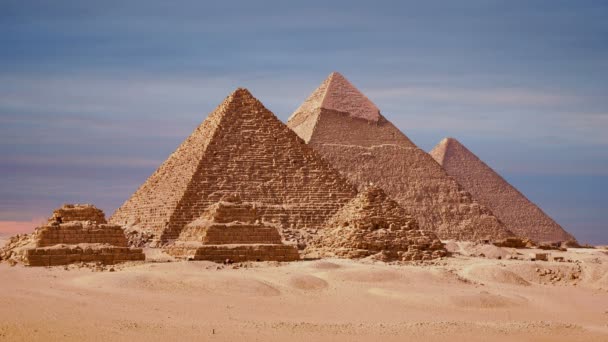 Timelapse z velkých pyramid v Gíze údolí, Káhira, Egypt. Západ slunce nad pyramidy.