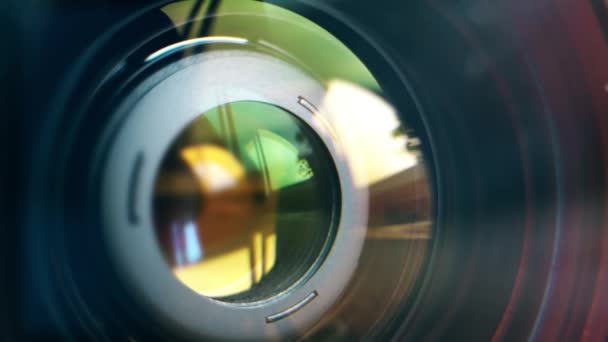 Focando a lente da câmera digital. A lente da câmara. Close-up. Concentração da câmera e tiro. Conceito de serviço profissional para equipamento fotográfico ou cinematográfico . — Vídeo de Stock