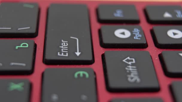 Closeup görünümünü tipik dizüstü klavye üzerinde eller mans. "Girin" klavyede yazarak eller mans. — Stok video
