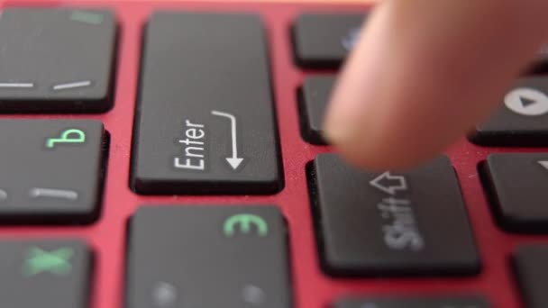 クローズ アップ ビューのノート パソコンのキーボードで入力しての手をマンします。キーボードの「入力」を入力する手をマンします。. — ストック動画