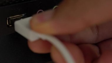 Bağlama ve şarj için usb bağlantı noktası bağlantısını kesme... Portre.