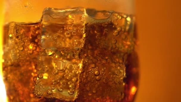 Cola în sticlă cu cuburi de gheață și bule rotative. Fundal alimentar. Soda Close-up . — Videoclip de stoc