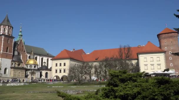 Cracovia, Polonia - Primavera, 2018 Ciudad Vieja de Cracovia. Castillo Real de Wawel . — Vídeos de Stock