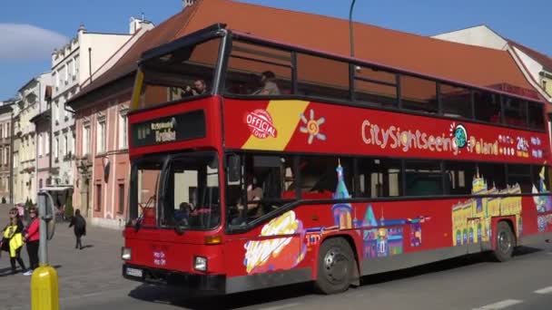 Krakow, Polen - fjädra, 2018: Turist buss passerar genom den gamla staden i Kraków. — Stockvideo