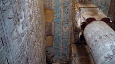 İç Dendera tapınak veya tapınak Hathor. Mısır. Dendera, Denderah, Mısır'daki küçük bir kasabadır. Dendera tapınak kompleksi, antik yukarı Mısır tiyatrosuyla Tapınağı sitelerden biri.