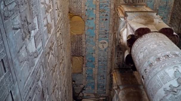 Interior do templo de Dendera ou Templo de Hathor. Egito. Dendera, Denderah, é uma pequena cidade no Egito. Complexo de Templo de Dendera, um dos locais de templo mais bem preservados do antigo Alto Egito . — Vídeo de Stock