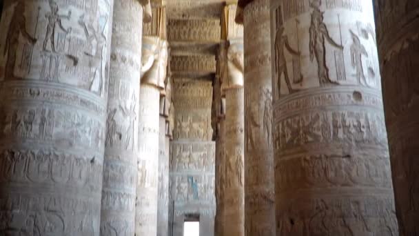 Wnętrze świątyni Dendera lub świątyni Hathor. Egipt. Dendera, Denderah, jest małe miasto w Egipcie. Złożone, Świątynia Dendera, jeden z najlepiej zachowanych miejsc świątyni od starożytnego Egiptu górnego. — Wideo stockowe