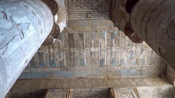 Interiér chrámu Dendera nebo chrám Hathor. Egypt. Dendera, Denderah, je malé město v Egyptě. Asuánská přehrada, jeden nejzachovalejší chrám míst od starověký horního Egypta. — Stock video